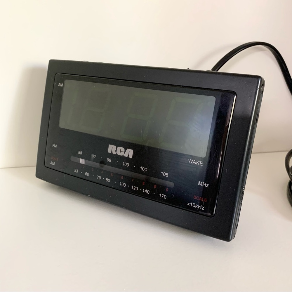 Vintage RCA clock radio